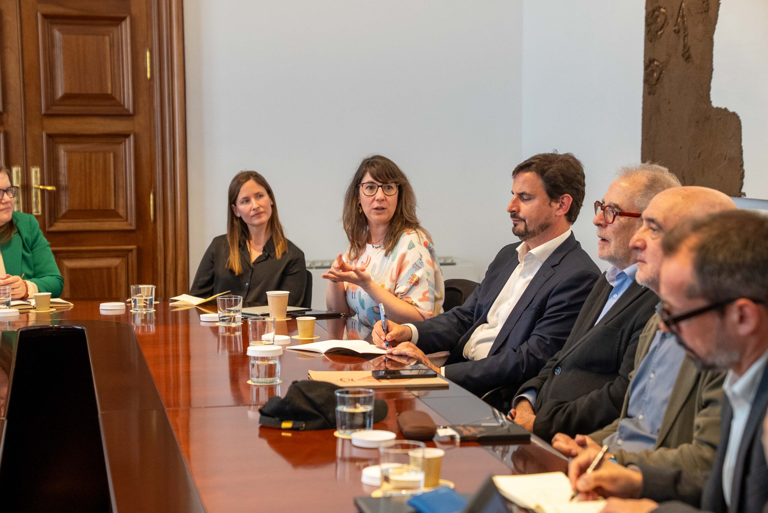 Rosa Arias, CEO de Science For Change, entre les assessores de la Biennal Ciutat i Ciència 2027